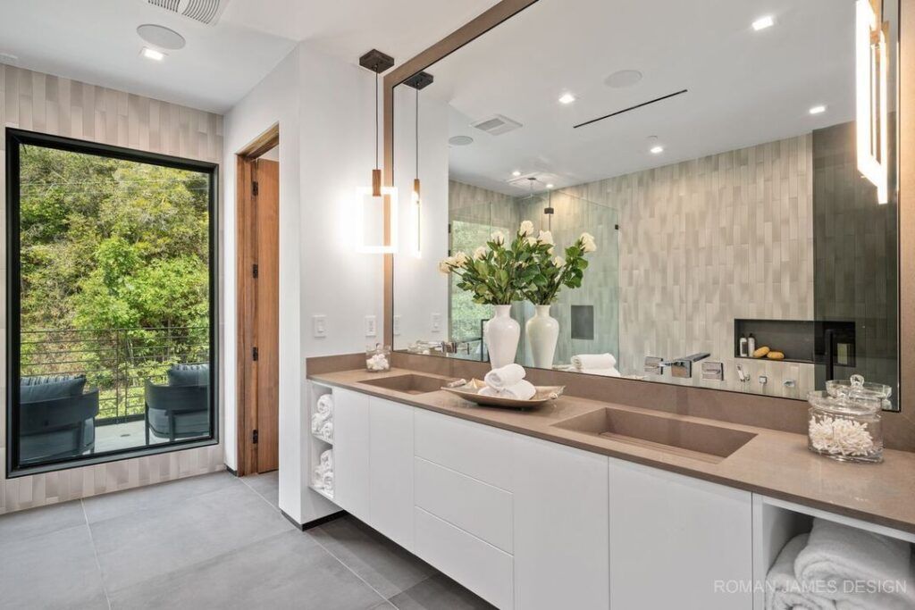 Angelo Modern Mansion Bathroom