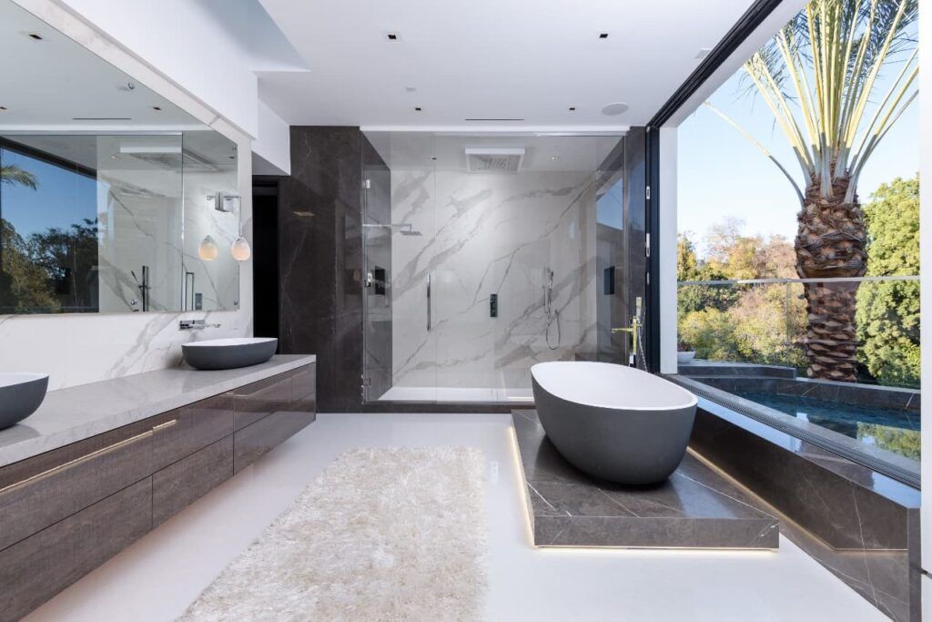 Hanover Modern Mansion Bathroom