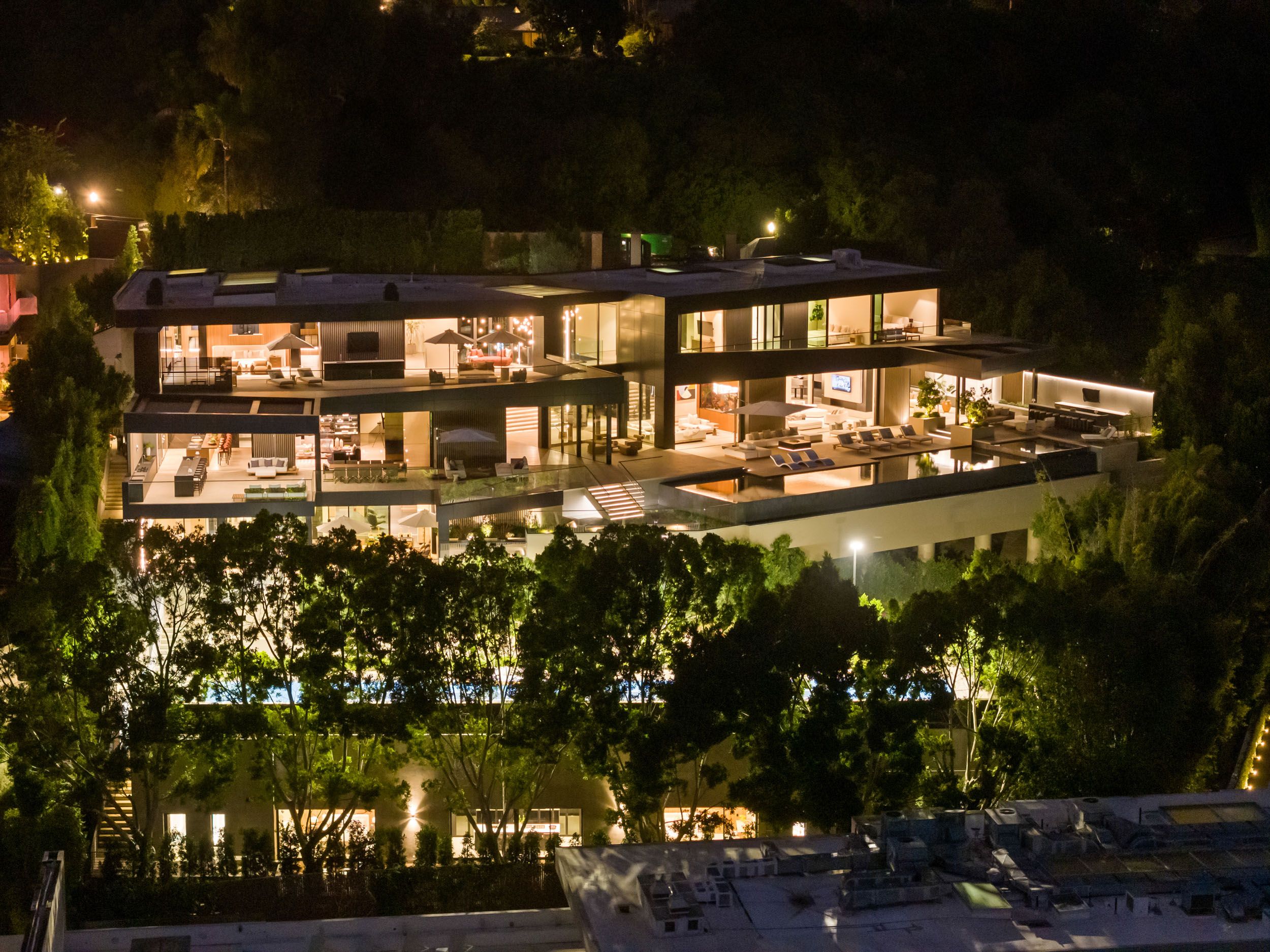 Los Ángeles Mansion night shot aerial