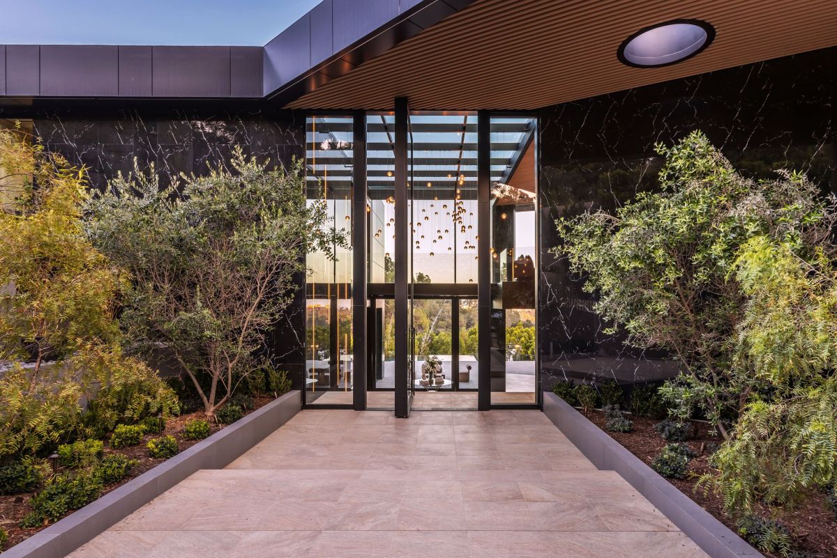 Chalon  Modern Mansion Main Entrance
