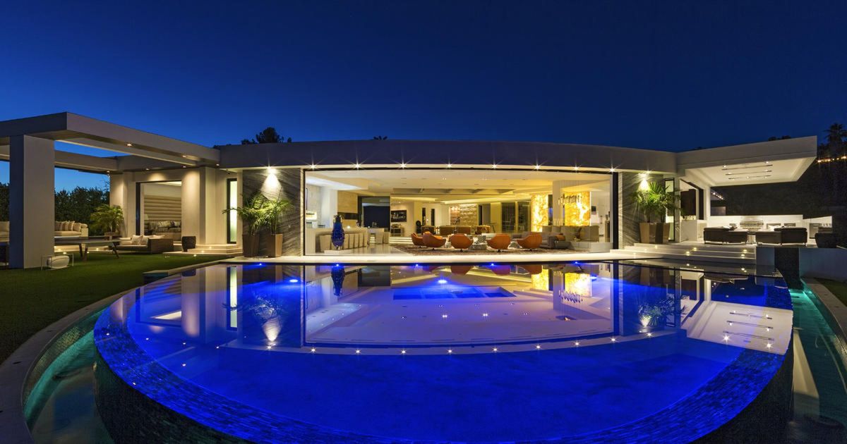 Hillcrest Mansion in Beverly Hills Night shot
