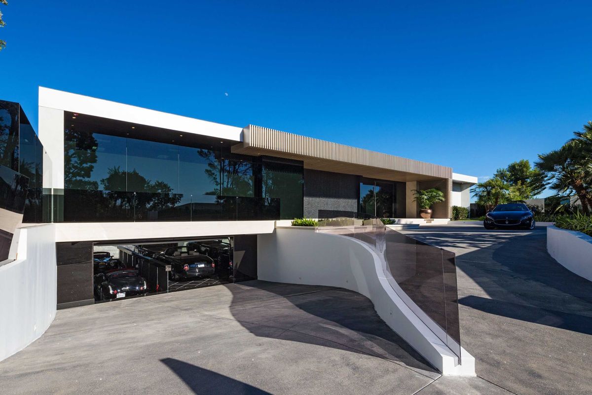 Hillcrest Mansion in Beverly Hills Entrance