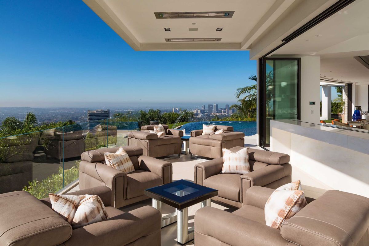 Hillcrest Mansion in Beverly Hills Exterior Lounge Area